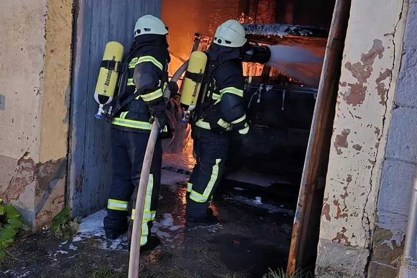 Im Einsatz: Die Feuerwehrleute verhinderten ein Übergreifen der Flammen.