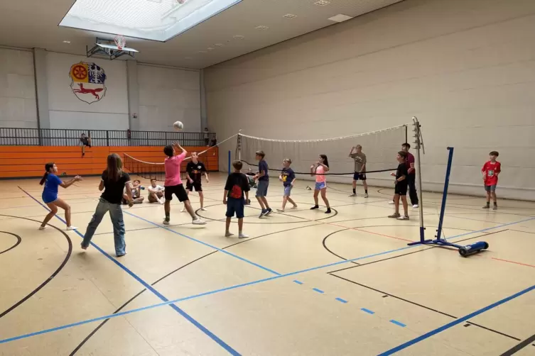 In Aktion beim Volleyball: die Teilnehmer der Ballspiele-AG.