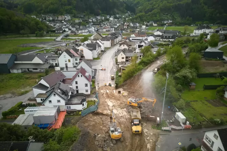 Mit schwerem Gerät wurde an der Ahr der Wiederaufbau der Bahnstrecke bei Walporzheim vorangetrieben. 