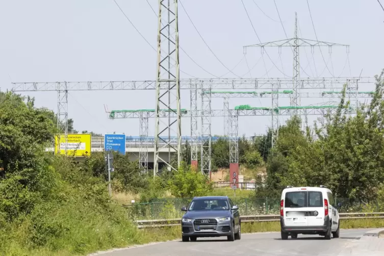 Weil die Leiterseile der Stromtrasse getauscht werden, wurden im Bereich der B270 und der A6 Schutzgerüste installiert.