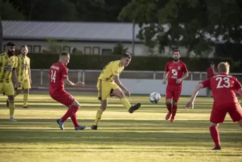 Zurück beim FV Dudenhofen: Matteo Feuerstein (Mitte). 