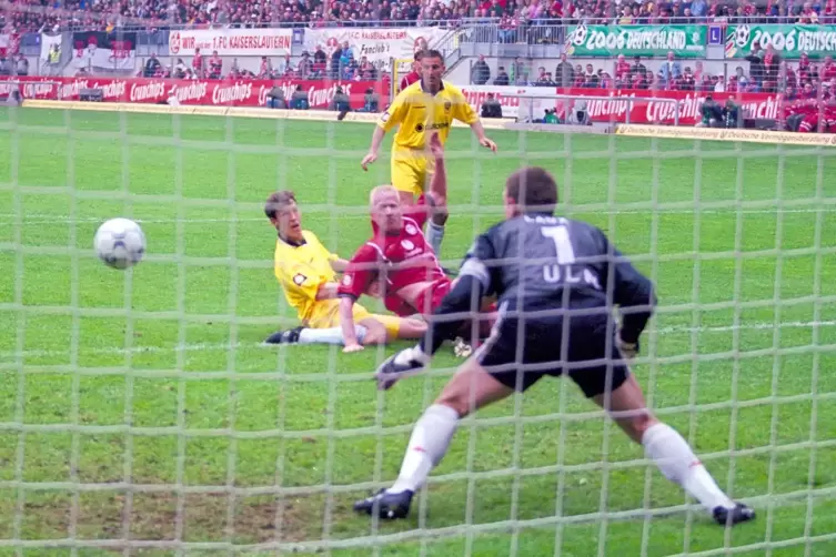 29. April 2000: Igli Tare erzielt das 2:1 im Spiel gegen den SSV Ulm. Am Ende siegten die Roten Teufel mit 6:2. 