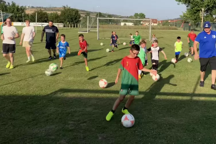 Abschluss vom Jugendtraining beim TSV Ebertsheim am Dienstagabend: Statt auf Minitöre lassen die Trainer Arne und Joshua Campen,