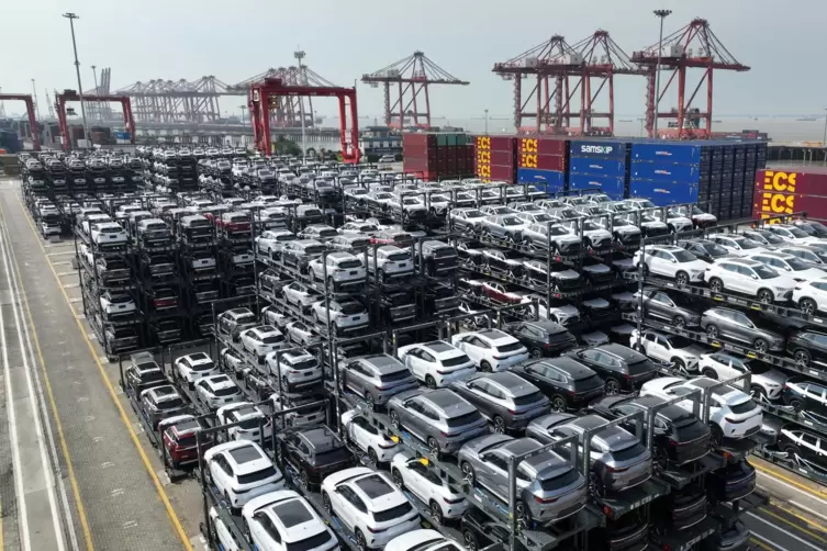 Chinesische Autos mit Hybrid- oder Elektroantrieb drängen auf den deutschen Markt. Hier stehen in einem Terminal in Ostchina chi