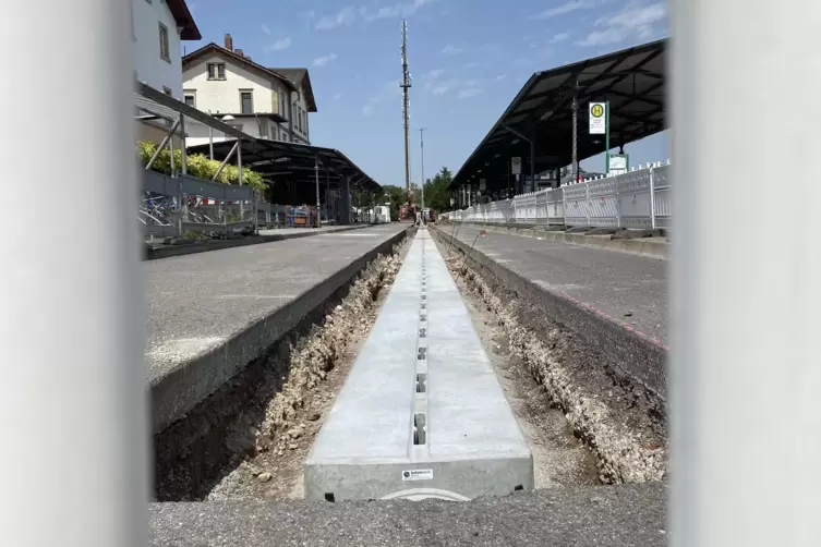 Mit neuer und besonders stabiler Abflussrinne: die derzeit gesperrte Busspur am Grünstadter Bahnhof. 