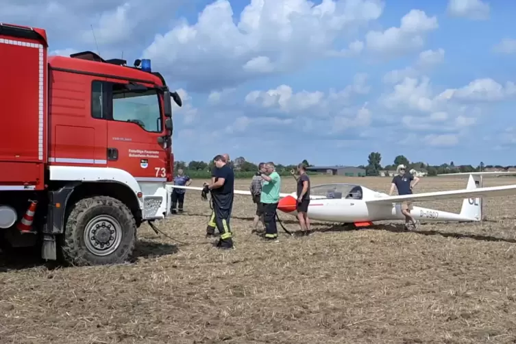 Kein Grund zur Aufregung: Die Bobenheim-Roxheimer Feuerwehr hilft hier lediglich, den Segelflieger vom Feld zu ziehen. 