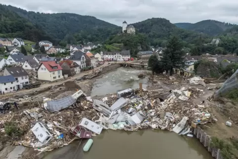 Altenahr: Meterhoch türmen sich Wohnwagen, Gastanks, Bäume und Schrott an einer Brücke. 