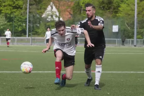  Der Göllheimer Hakan Aslan (rechts) versucht, Tyler White von der TSG Kaiserslautern aufzuhalten.