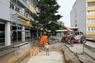 Arbeiten am Schulhof zuletzt vor sechs Jahren: Fundamente für Treppentürme wurden gelegt.