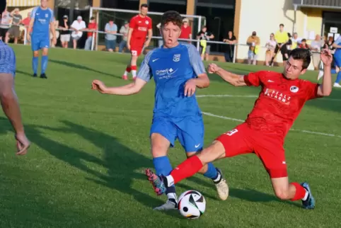 Der Steinbacher Marlos Zimmermann (rechts) zeigt im Spiel gegen Bretzenheim vollen Einsatz.