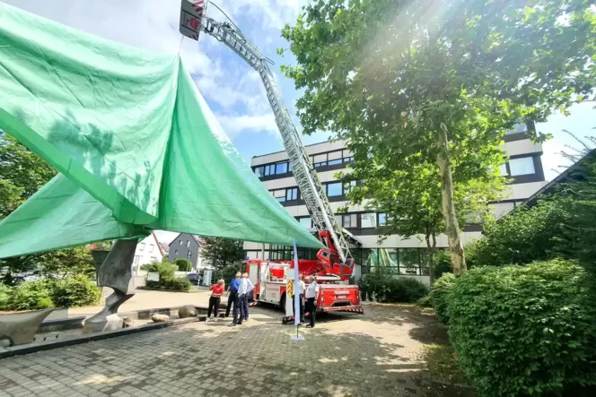 Mit Hilfe der Drehleiter der Feuerwehr Waldfischbach-Burgalben wurde am Freitag eines der Notdächer, die die Versicherungskammer
