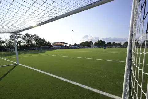 Schmucker Platz: der neue Kunstrasen auf der Bezirkssportanlage in Rheingönheim. 