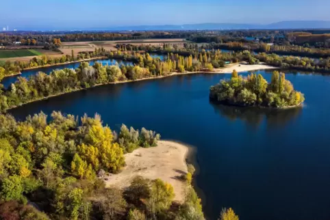 Aus der Luft eine Idylle: das Naherholungsgebiet Binsfeld im Norden von Speyer, hier der gleichnamige See. Gleichwohl fallen hie