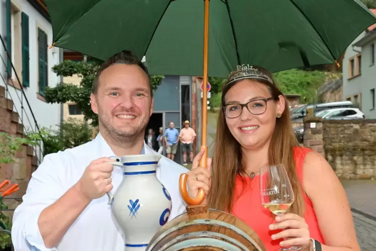 Gut gelaunt trotz Gewitter: Ortsbürgermeister Timo Glaser und die Pfälzische Weinprinzessin Hanna Spies. 