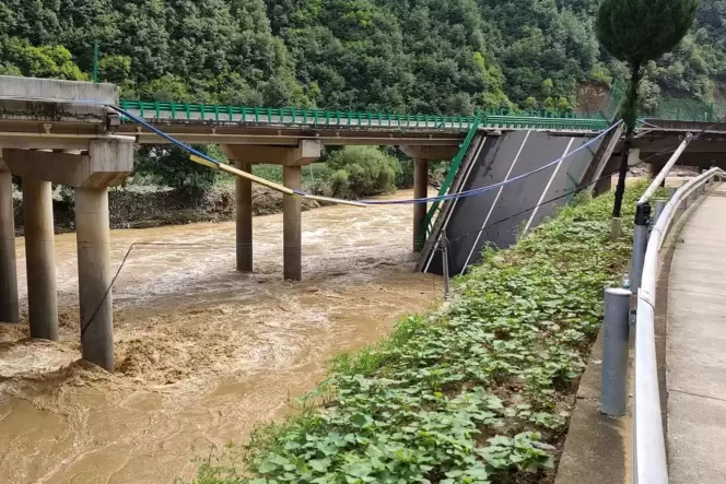 Unwetter in China - Brücke eingestürzt