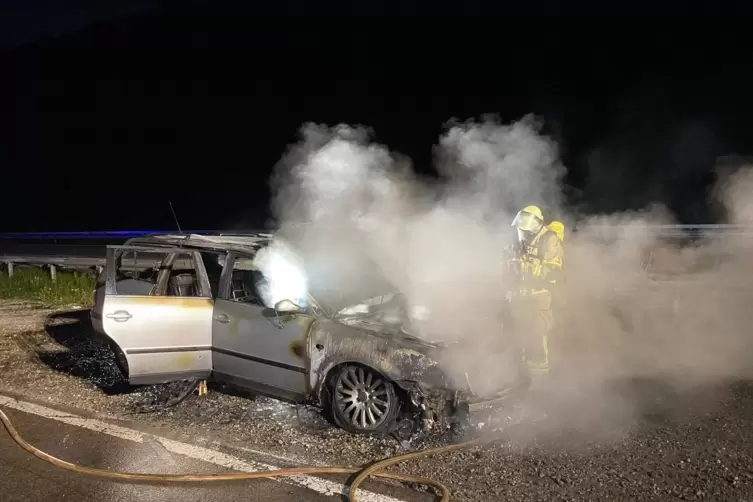 Das Auto ging nach wenigen Sekunden komplett in Flammen auf. 