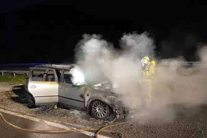 Das Auto ging nach wenigen Sekunden komplett in Flammen auf.