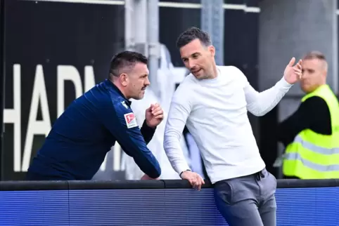 Christian Eichner (rechts) und sein „Co“ Zlatan Bajramovic – das Karlsruher Trainerpaar. Doch wie lange noch? 