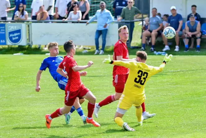 Dennis Arnst (in Blau) überwindet Idar-Obersteins Keeper Tobias Edinger zum 1:0.