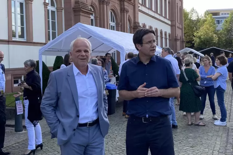 Bernhard Thurn (links), hier mit Generalstaatsanwalt Martin Graßhoff, vor dem Oberlandesgericht. 