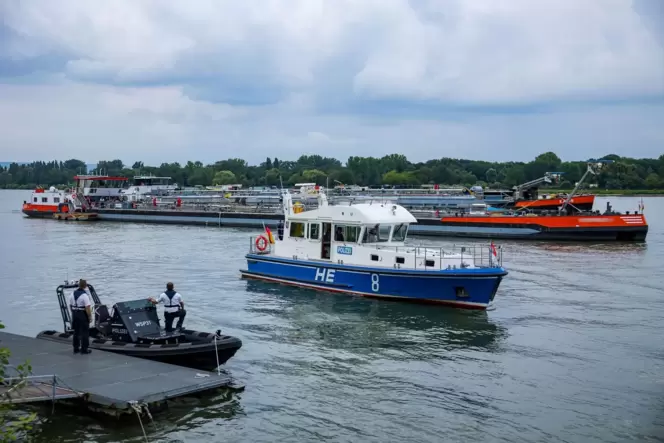 Wassereinbruch bei Tankschiff auf dem Rhein