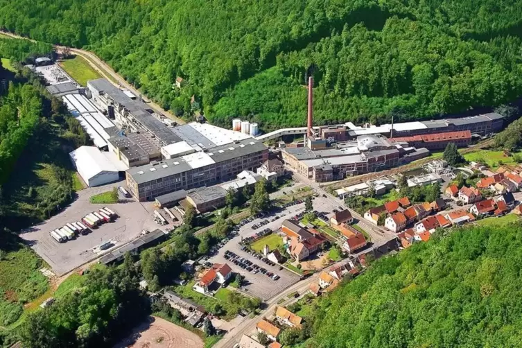 Die Papierfabrik ist wie eine kleine Stadt – und verbraucht ebenso viel Wasser. 