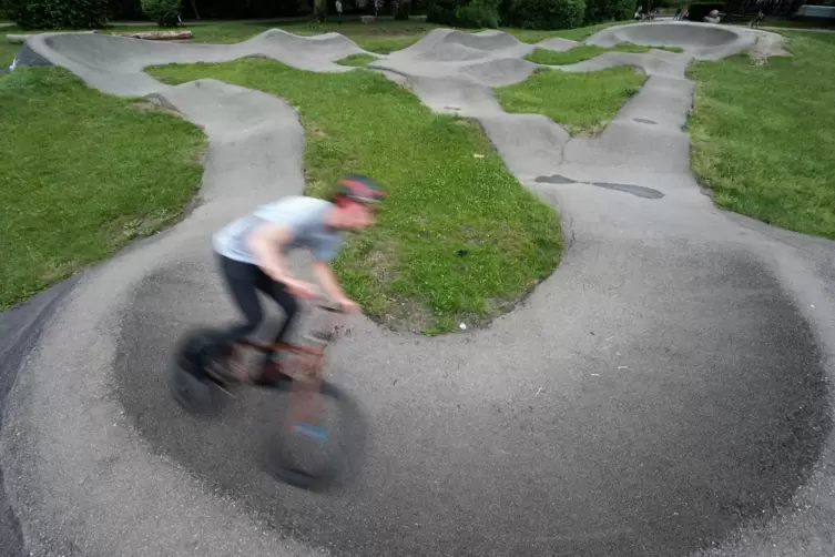 Beliebt bei Jugendlichen: sogenannte Pumptracks. Die Parcours können auch von Skatern genutzt werden. 