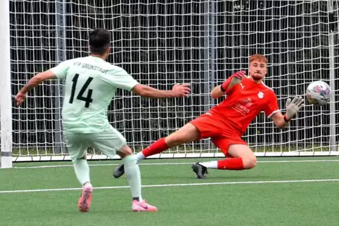 Der Grünstadter Farshid Haidary scheitert völlig freistehend am besten Mutterstadter, Keeper Tim Neumeister.