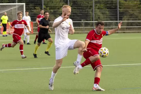  Florian Limpert (links, Obersülzen) und Matteo Randazzo (SC Bobenheim-Roxheim) imZweikampf.