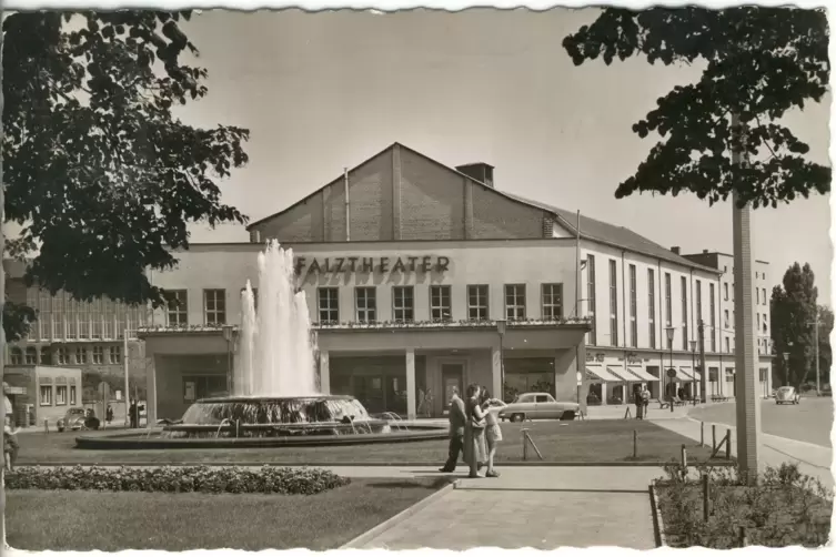 Seit 1950 befand sich die Spielstätte am Lauterer Fackelrondell. „Der Brunnen gab dem Theater einen ganz eigenen Charme“, sagt d