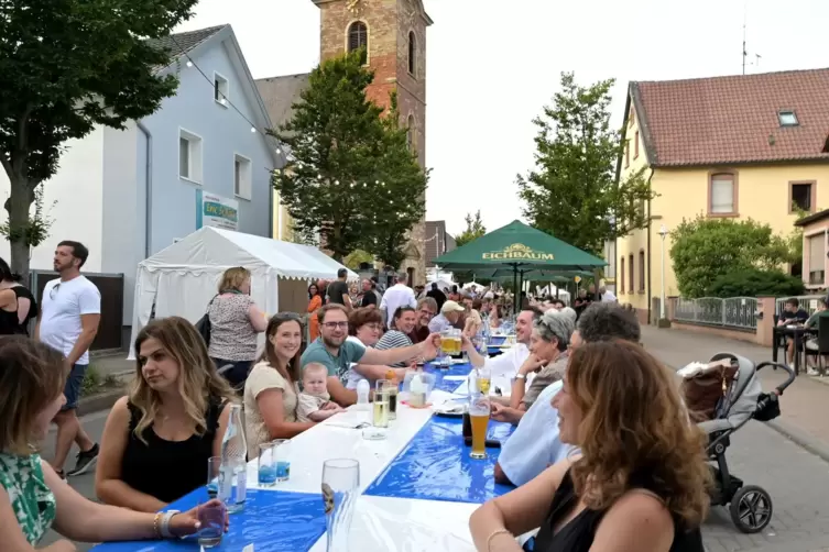 Im Schatten der Kirche: die Römertafel in Heiligenstein. 