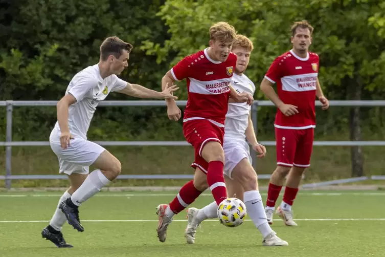 Jonas Vogel (am Ball) traf zum 1:0. für den SC.