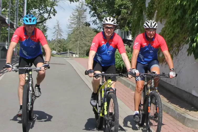 Das Trio Udo Kastenmeier, Klaus Schillo und Harald Wagner führt die Gruppe bei der Radtour am Mittwoch.