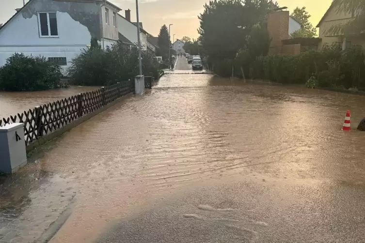 Das Wasser konnte nicht schnell genug abfließen. Viele Straßen waren überflutet. 