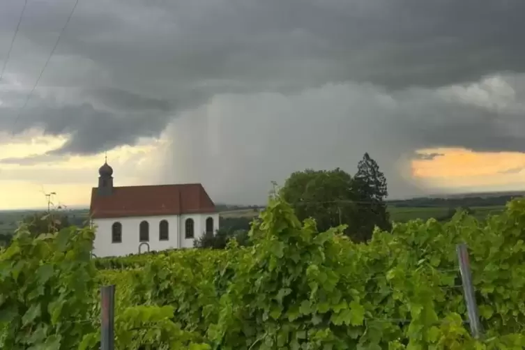 Die Gewitterzelle von Gleiszellen aus gesehen. Im Vordergrund die St. Dionysius Kapelle. 