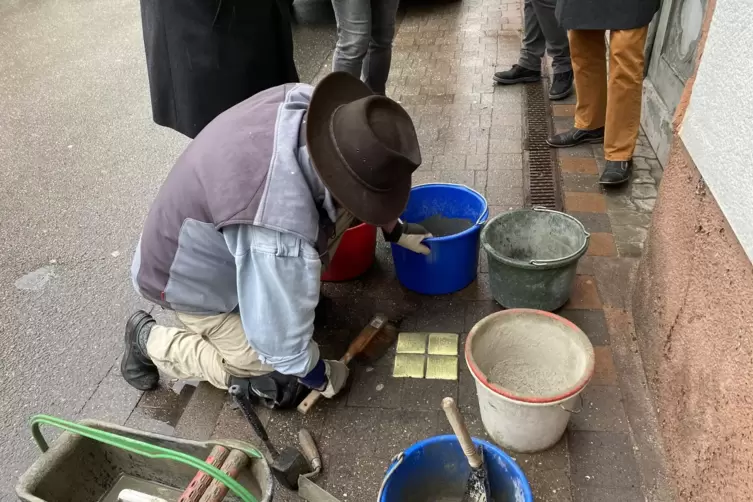 Künstler Gunter Demnig bei der Verlegung von Stolpersteinen in Germersheim im Jahr 2022. 