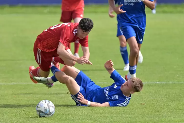 Nur unsanft zu stoppen: Dennis Arnst (am Boden). 