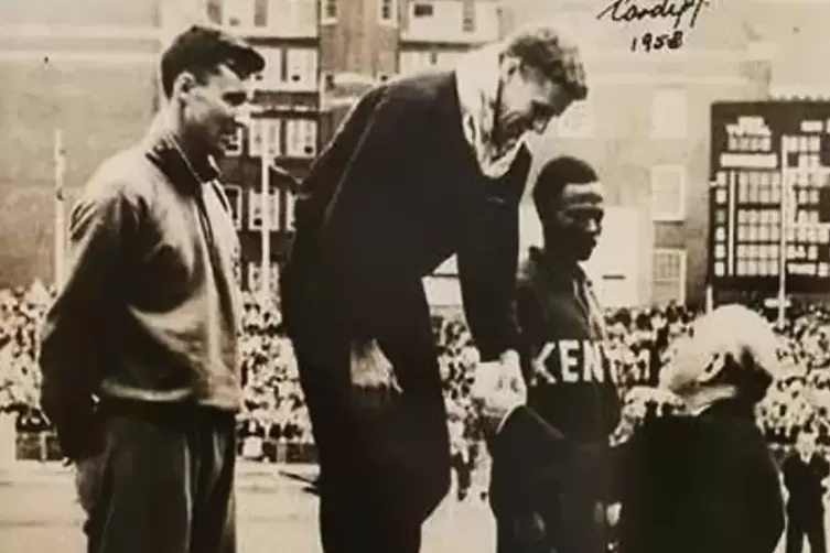 Gert Potgieter (Mitte) gewann bei den Commonwealth-Spielen 1958 in Wales die Goldmedaille über die 400 Meter Hürden.