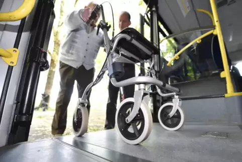 Mit dem Rollator ist der Einstieg in einen Bus nicht einfach. Dafür brauchen Gehbehinderte auch Zeit.