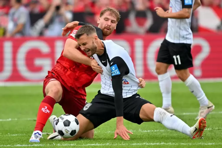 Jannis Heuer hatte viel zu tun in der Defensive. Am Ende jubelt die Neuverpflichtung mit dem FCK. 2:1 gewinnt der FCK in Ulm. 