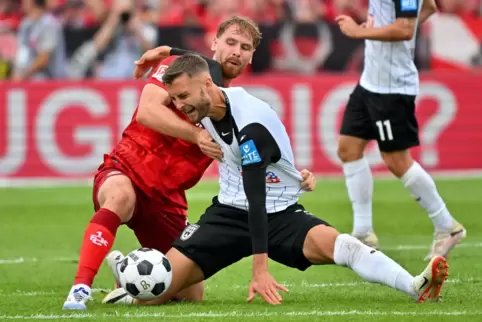 Jannis Heuer hatte viel zu tun in der Defensive. Am Ende jubelt die Neuverpflichtung mit dem FCK. 2:1 gewinnt der FCK in Ulm. 