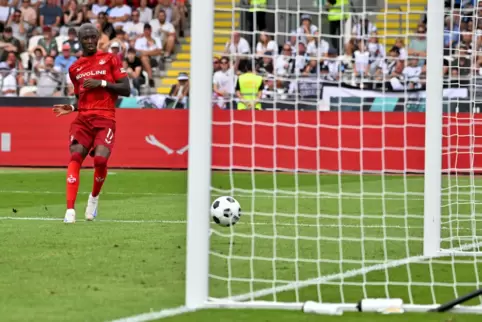 Ein Mann, ein Ball, ein Tor: Aaron Opoku markiert das Siegtor. 