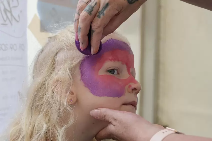 Die kleine Marie ließ sich – wie Hunderte andere Kinder – am Stand des Stadtjugendrings schminken.