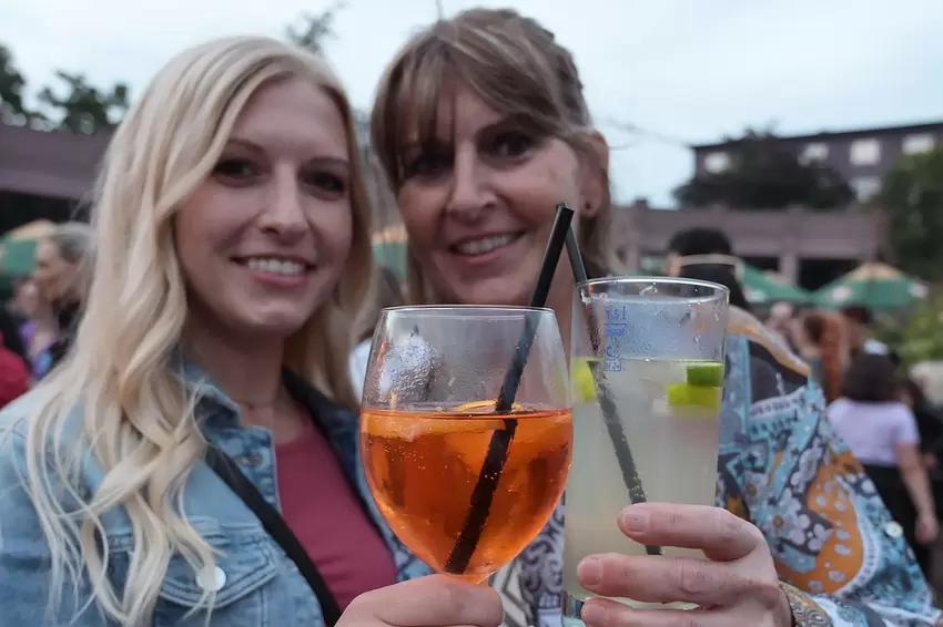 Prost! Dominique Geßner (links) und ihre Mama Sigi Geßner-Mlinaric genießen sommerliche Drinks.