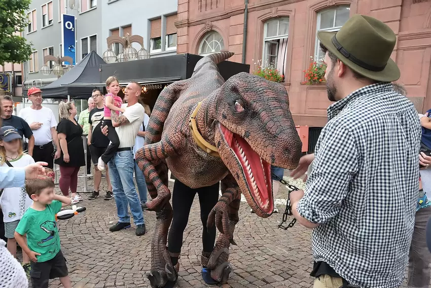 Selbst einen Dinosaurier konnten die Kleinen vor dem Alten Rathaus bestaunen.