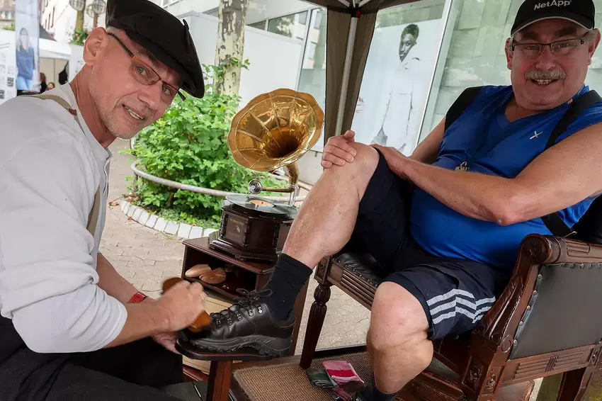 Schuhputzer Jürgen Nitschmann freut sich über die Lederschuhe von Heiko Dettmering aus Hengsberg.