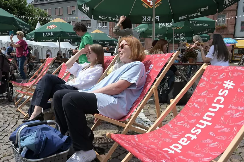 Entspannt und gut gelaunt genossen die Besucher die Festatmosphäre auf dem Schlossplatz.