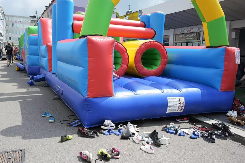 Vor dem Hüpfburg-Parcour in der Bahnhofstraße sammelten sich etliche Kinderschuhe.