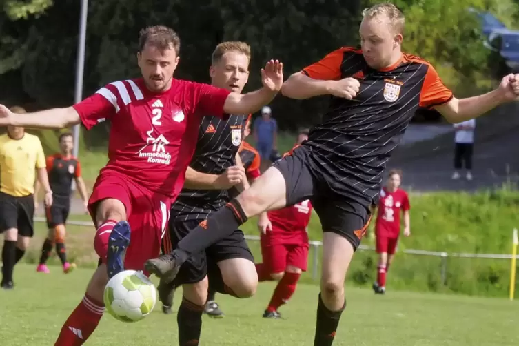 Ein Tor wollte ihm einfach nicht gelingen: Oliver Holzer vom TuS Glan-Münchweiler (links). Hier im Zweikampf mit Jonas Bäcker vo