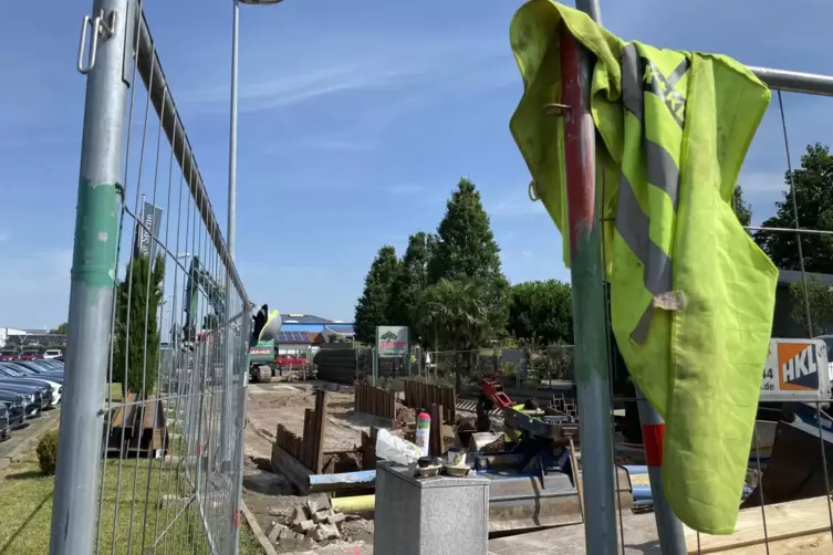 Bislang sind die Arbeiter nur an einzelnen Stellen weiter in die Tiefe vorgedrungen: die abgesackte Ferdinand-Porsche-Straße im 